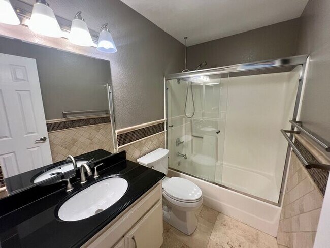 Building Photo - Stunning 2-Bed, 2-Bath Condo in Golden Hill – City Lights Community