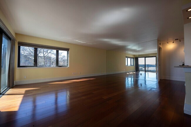 Building Photo - 3Bd/1.75Ba Seattle Condo