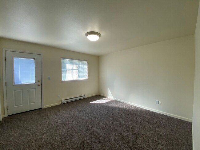 Building Photo - North Gilham Condo