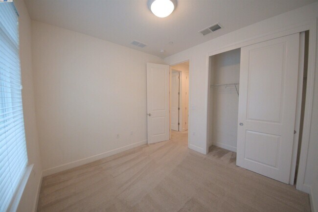 Building Photo - 5530 Esprit Way