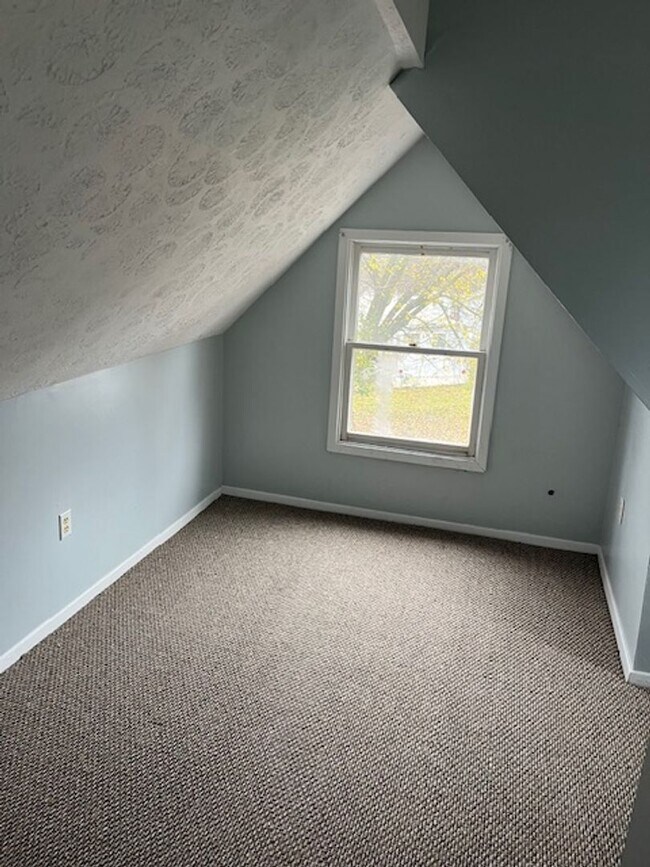 Building Photo - Cozy Multi-Level Living Close to Downtown