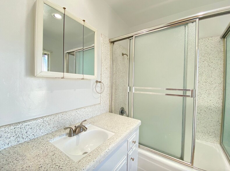 Building Photo - 319 S Clark Dr