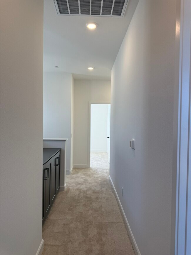 Building Photo - 424 Bunsen St