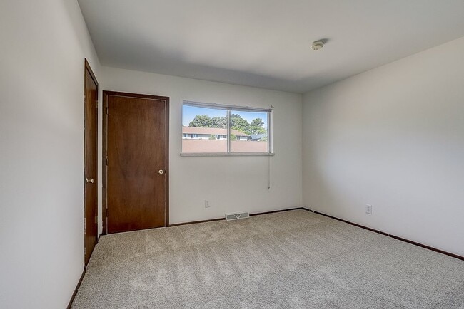 Building Photo - 40 N Lakewood Gardens Ln