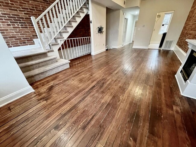 Building Photo - Shaw - Sunny 3 Bedrooms/Two full Baths