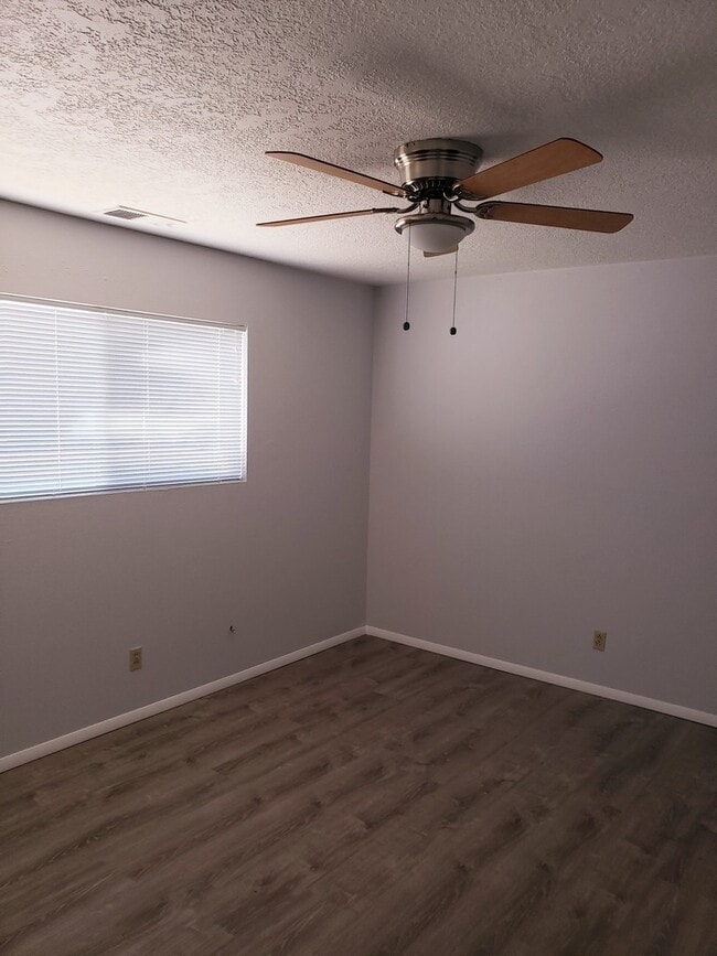 Building Photo - COMING SOON! Renovated - 2 Bedroom 1 Bath ...