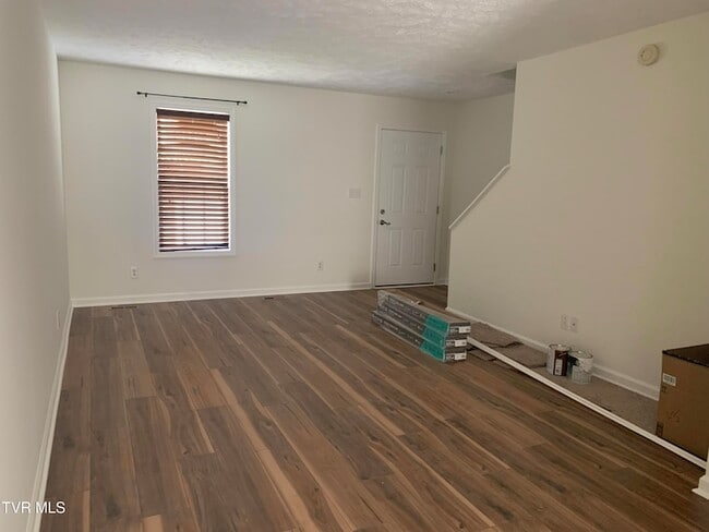 Building Photo - 15 Lake Village Ct