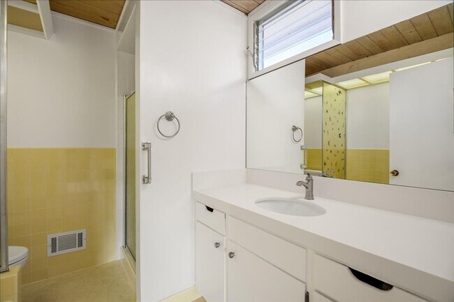Building Photo - Private Belmont Home | 3 Bed | 3 Bath | 2,272 Sq. Ft.