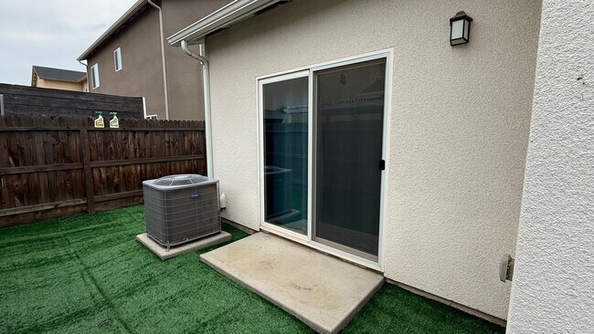 Building Photo - Just Reduced!! 3 Bedroom, 2 Bath located in of Fresno, CA