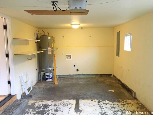 Building Photo - 4 Bedrooms, 2 Bathrooms, Large Fenced Backyard in Central Salem