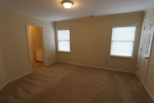 Building Photo - EXECUTE LIVING IN PRIVATE COMMUNITY