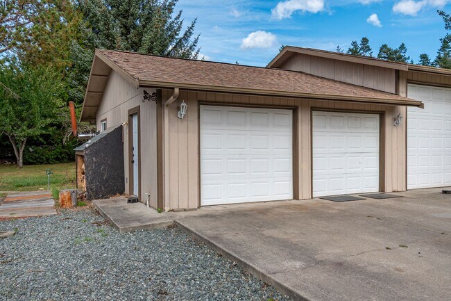 Building Photo - 3 Bed  2 Bath Pet Friendly Home