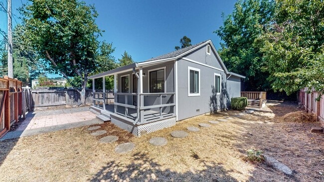 Building Photo - Charming 1 bedroom 1 bath Single Family home in Healdsburg! Water included!