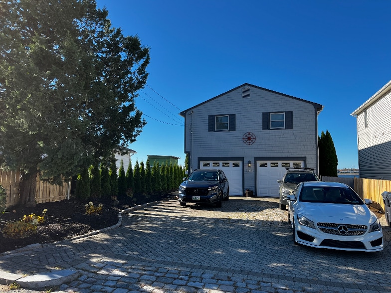 Building Photo - 240 Narragansett Ave