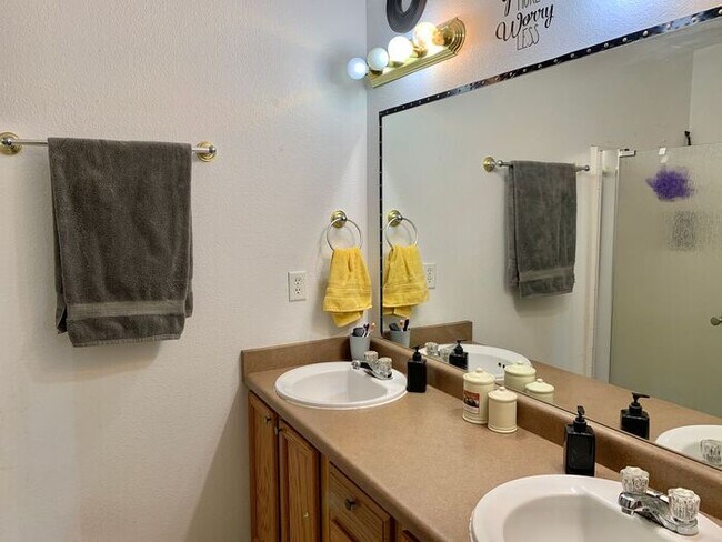 Building Photo - Spacious 4 Bed/3 Bath Duplex in Greeley - Water/Sewer Included in Rent