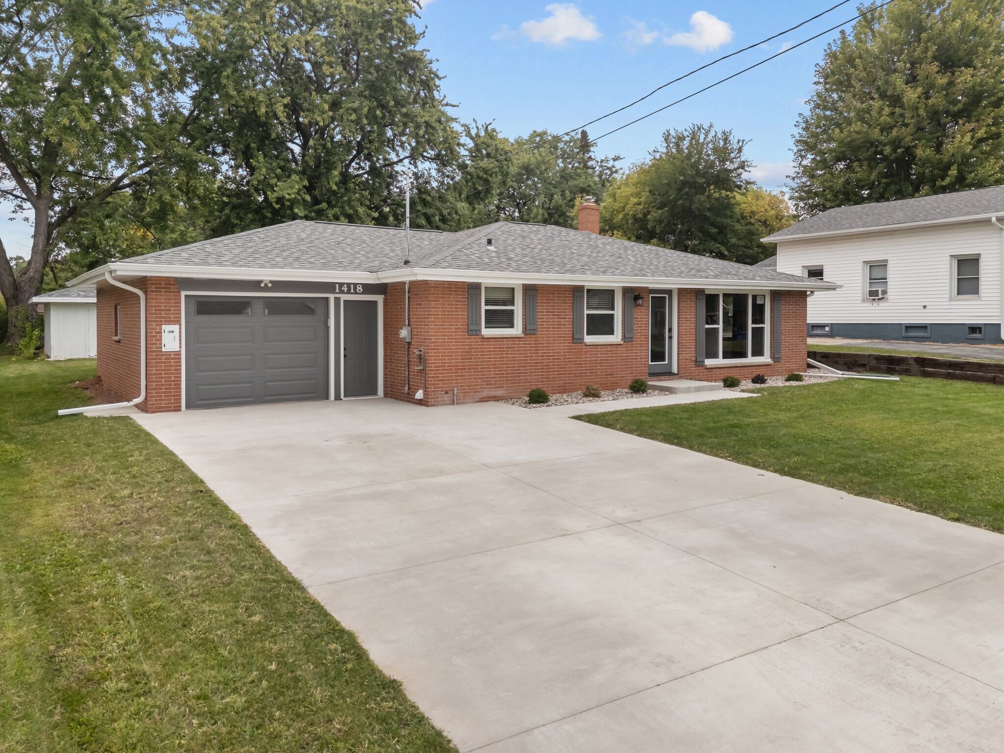 Building Photo - 1418 S Ridge Rd