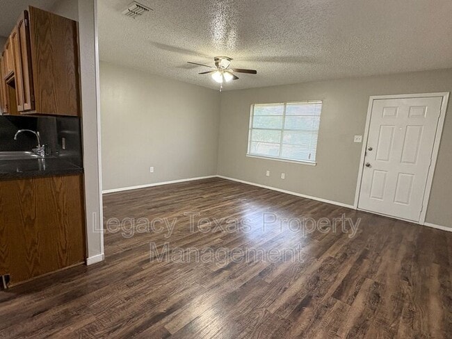 Building Photo - 1410 Courtney Pl