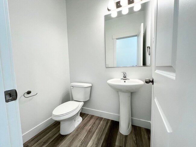 Building Photo - 3 Bed/2.5 Bath Townhome in Salem!