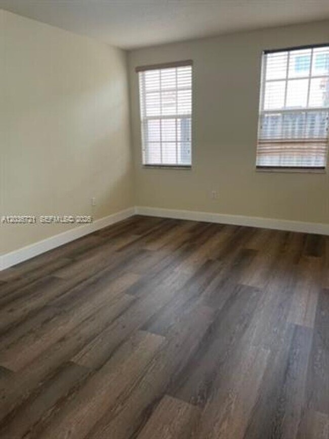 Building Photo - 211 Las Brisas Cir