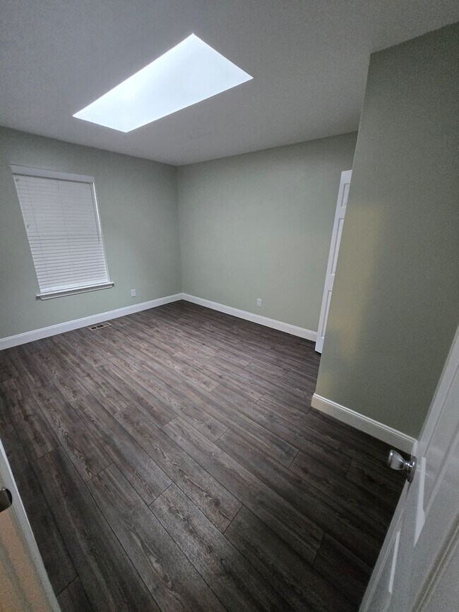Building Photo - Nice Big 3 bedroom Home