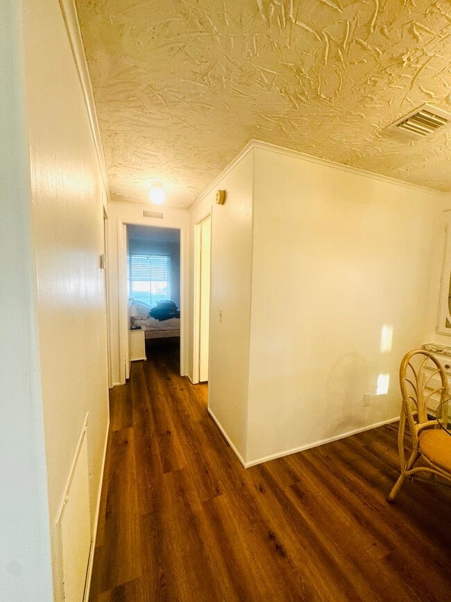 Building Photo - Welcome to your Florida retirement dream in desirable Hollywood Estates.