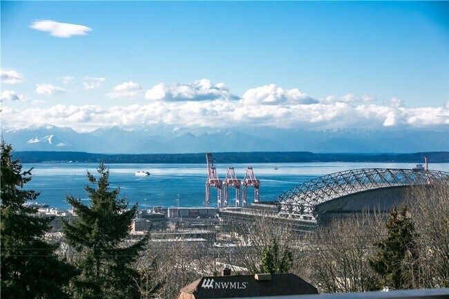 Building Photo - First Hill Modern 2-Bedroom Condo with Rooftop Views – Seattle