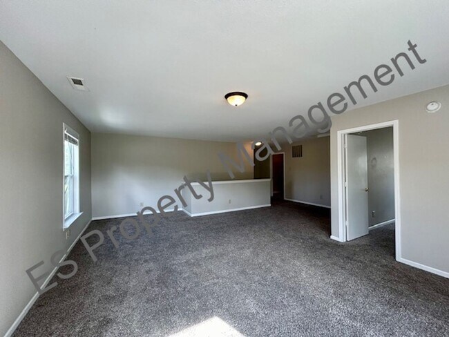 Building Photo - Great 3 Bedroom 2.5 Bathroom Two Story Home with Loft in Lawrence!