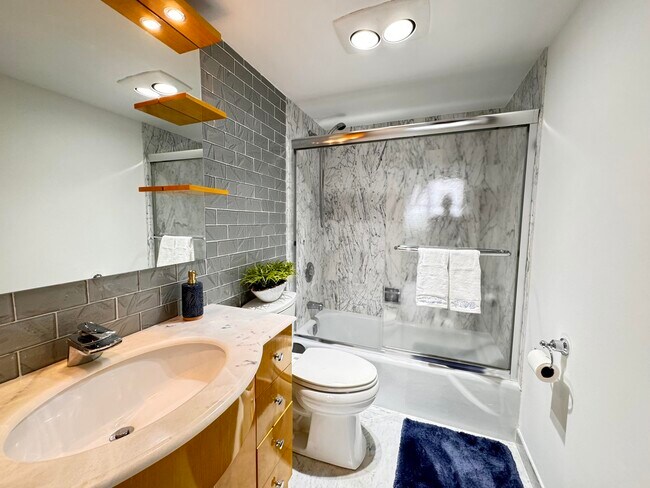 Building Photo - 2121 N Ocean Blvd