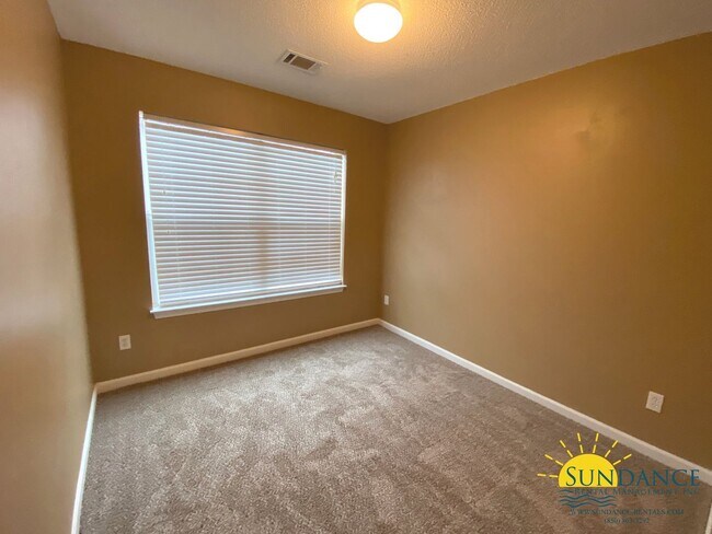 Building Photo - Beautiful 3 Bedroom Townhouse in Crestview!