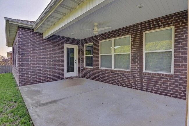 Building Photo - New 3 bedroom 2 bathroom