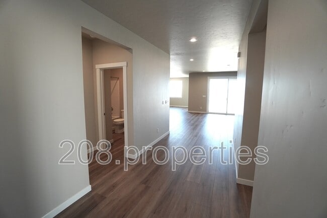 Building Photo - 14561 Pne Knl St