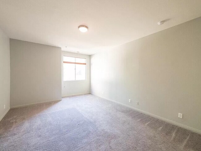 Building Photo - 2222 N Beachwood Dr