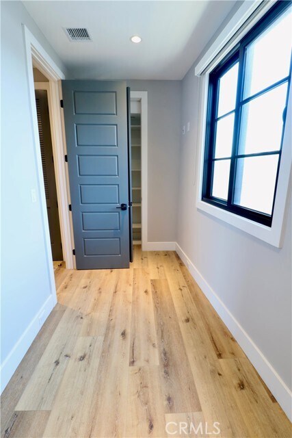 Building Photo - 1348 S Burnside Ave