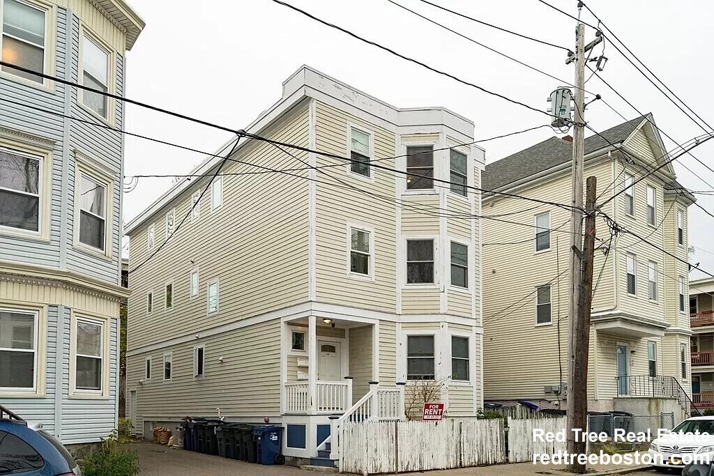 Building Photo - 164 Boylston St