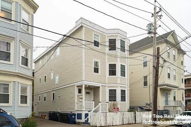 Building Photo - 164 Boylston St