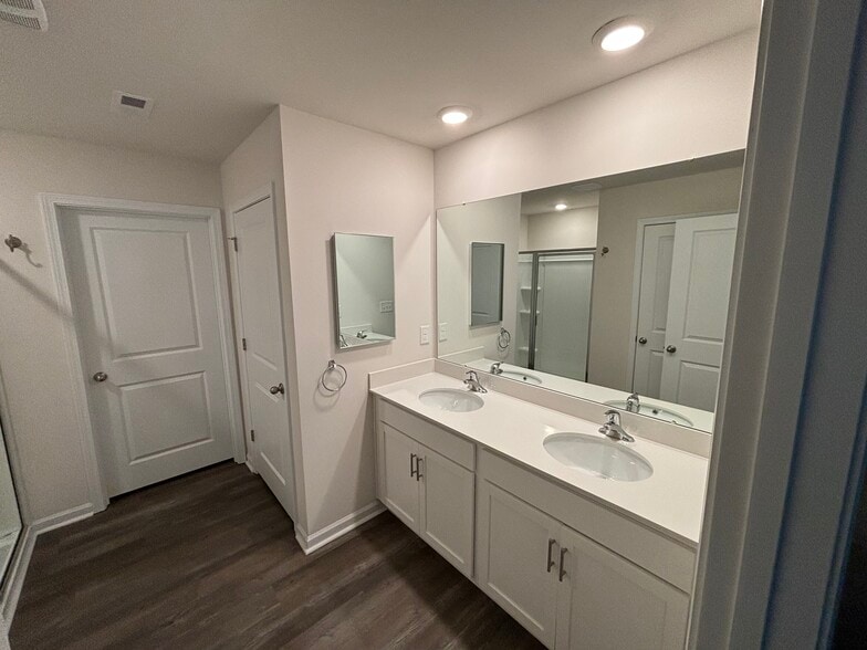 Master Double Vanity - 2754 Sherrills Stream Dr