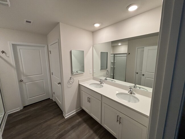 Master Double Vanity - 2754 Sherrills Stream Dr