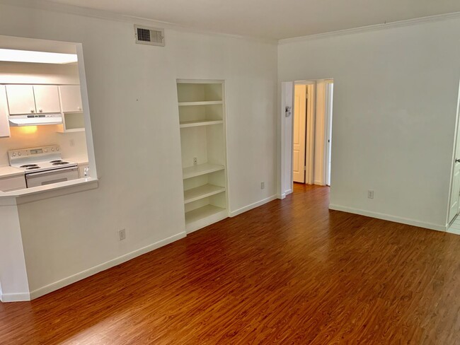 Building Photo - Amazing 1 bedroom, 1 bathroom Condo in Mon...