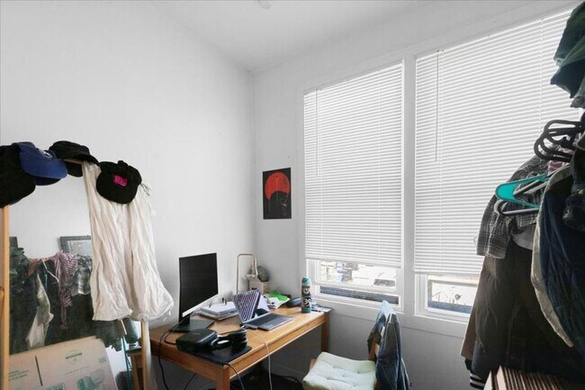 Building Photo - 3 bedroom in Chicago IL 60618