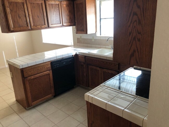 Building Photo - 4 Bedroom 2 Bath House for Rent