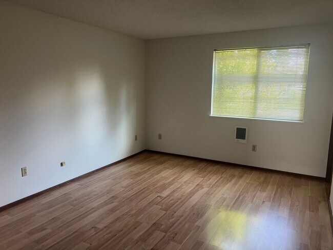 Building Photo - Open Concept: 3 Bed, 1.5 Bath Hidden Gem!