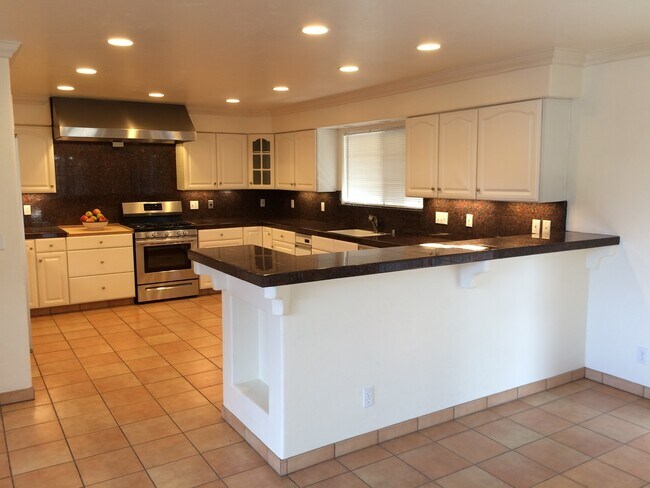 Building Photo - Great 3 Bedroom 3 Bath House in Monterey Fishermans Flats Neighborhood