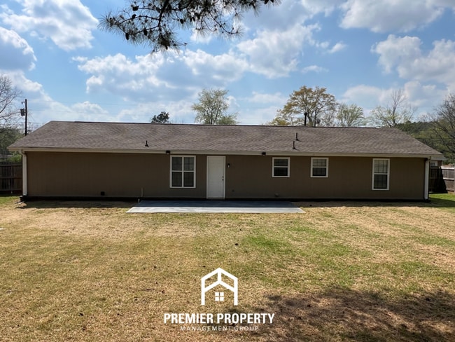 Building Photo - Charming 3BR/2BA Home in Huntsville | Hardwood Floors, Fireplace & 2-Car Garage