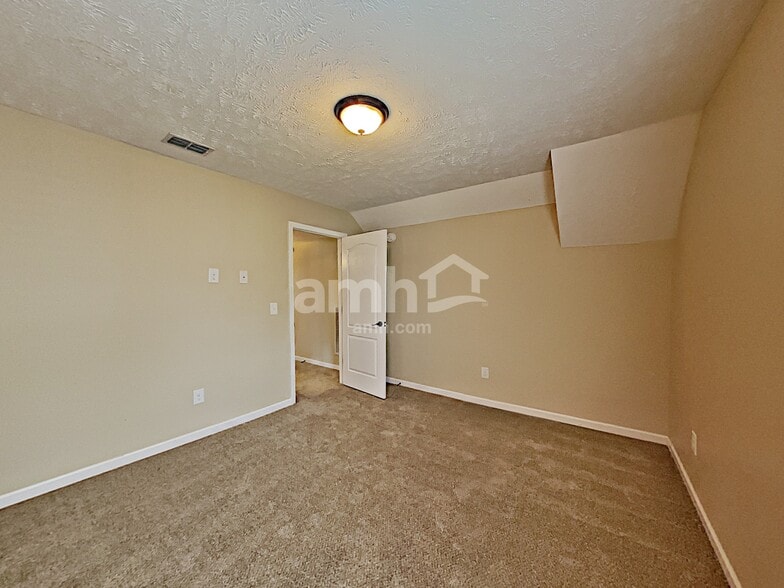 Building Photo - 8013 Mandan Dr