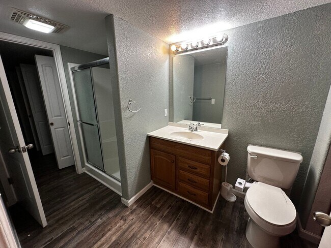 Building Photo - 4 Bedroom House with Lake views!