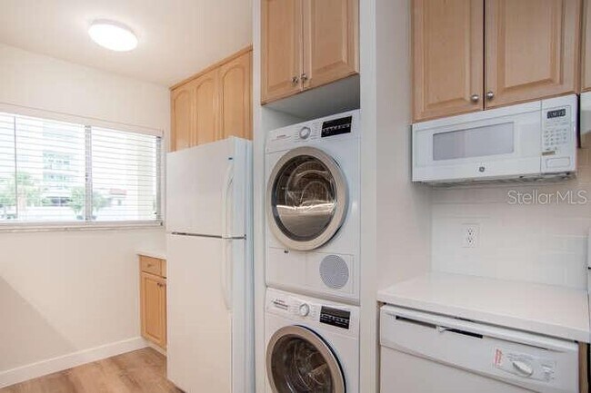 Building Photo - 1361 Snell Isle Blvd NE