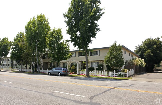 Building Photo - Larkspur Woods