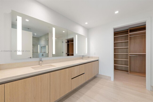 Building Photo - 2411 Laguna Cir