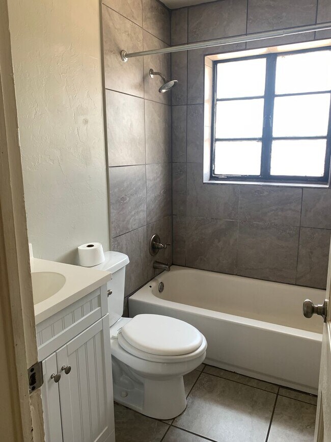 Building Photo - One Bedroom in Plaza District-$500 Off in ...