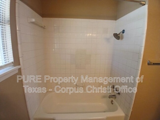 Building Photo - 10609 Kingwood Dr